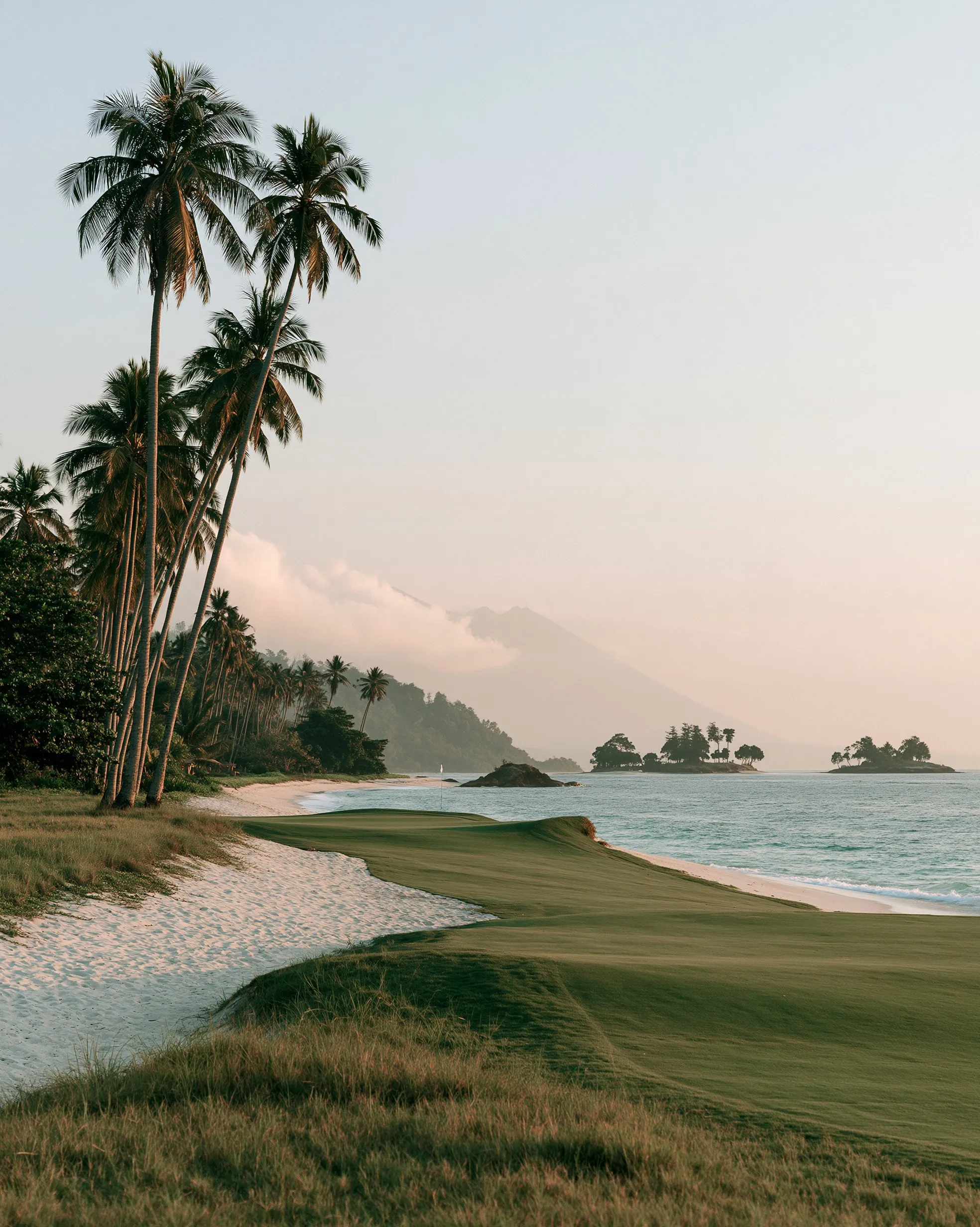 Hole golf di tepi pantai Lombok dengan pulau Gili di cakrawala