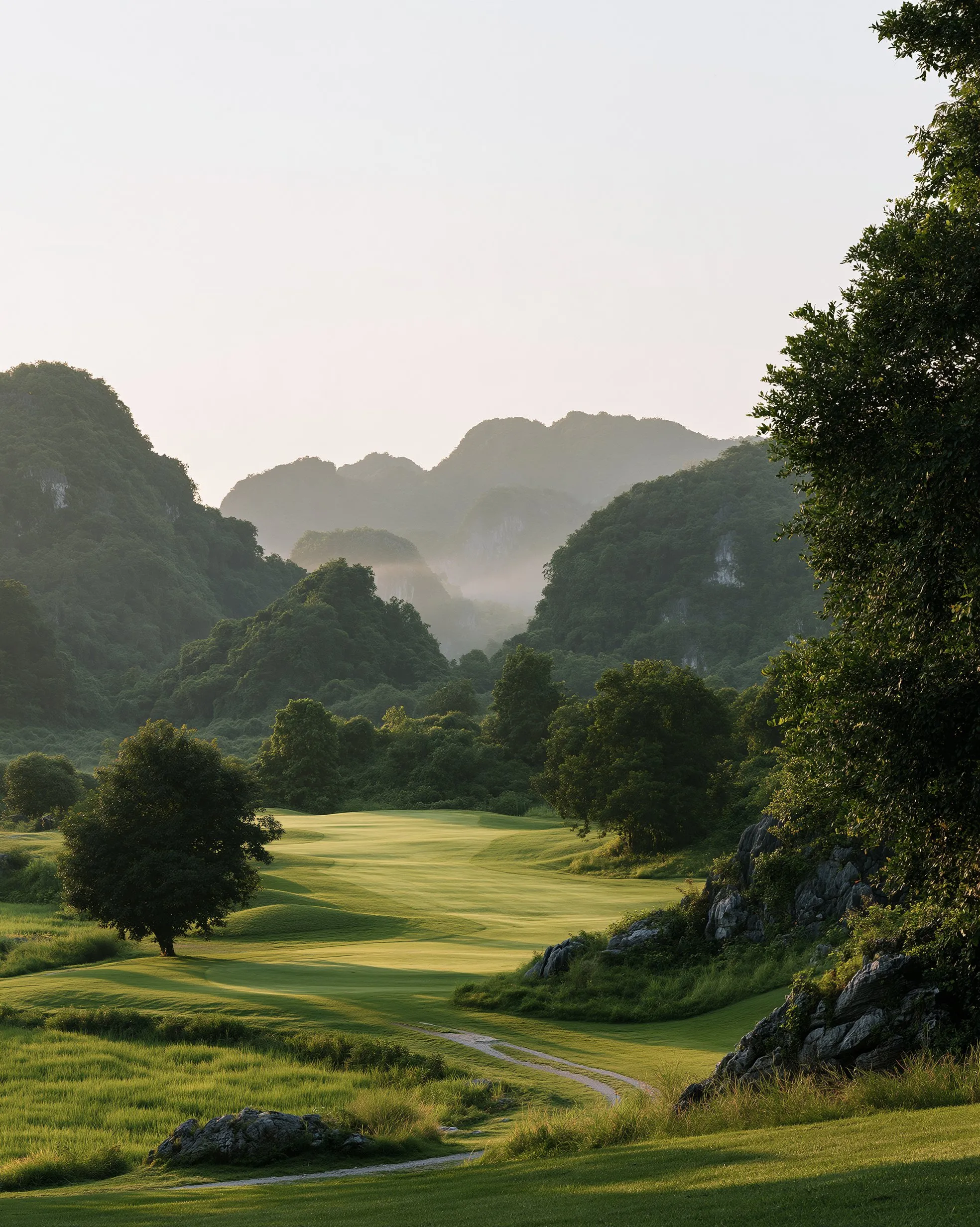 Lapangan golf di Sulawesi Selatan dengan menara karst dan sawah